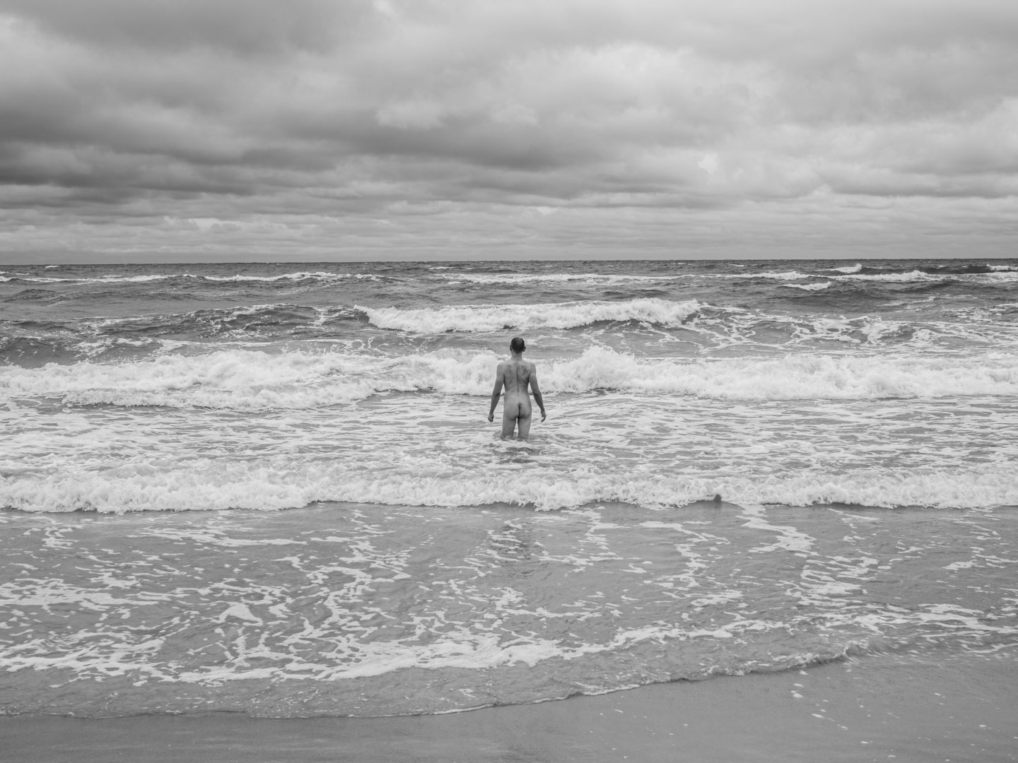 fotografia sensualna - mężczyzna pozujący nago w morzu