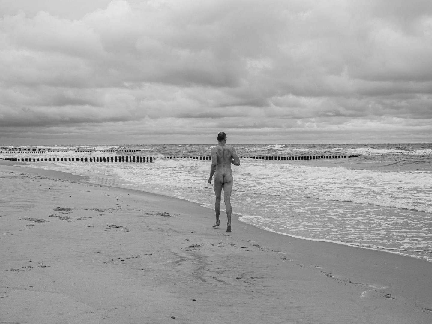 fotografia sensualna - mężczyzna pozujący nago w morzu #3