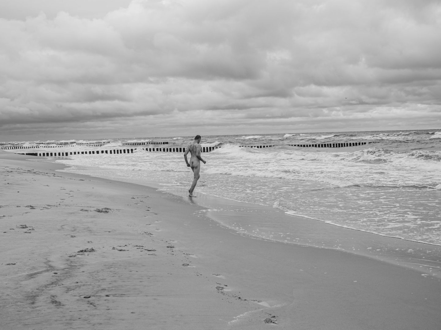fotografia sensualna - mężczyzna pozujący nago w morzu #4