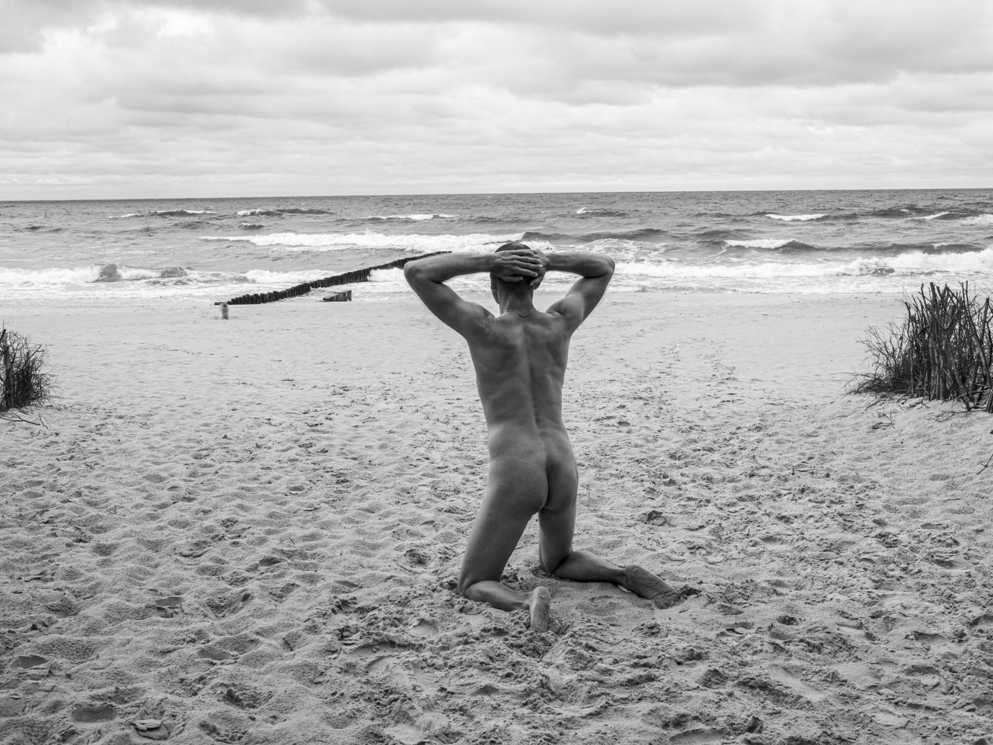 fotografia sensualna - mężczyzna pozujący nago na plaży nudystów #2