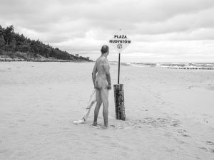 fotografia sensualna - mężczyzna pozujący nago na plaży nudystów #4