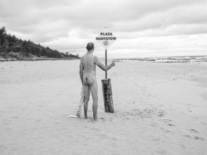 fotografia sensualna - mężczyzna pozujący nago na plaży nudystów #5
