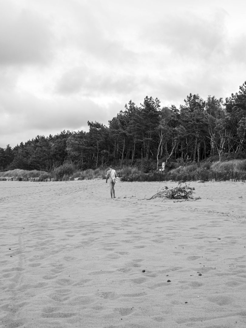fotografia sensualna - mezczyzna pozujący nago na plaży nudystow #7